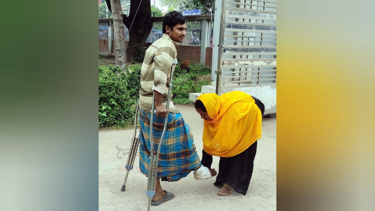 ভালোবাসার শক্তি: অসুস্থ স্বামীকে পা ধরে হাঁটাচ্ছেন স্ত্রী