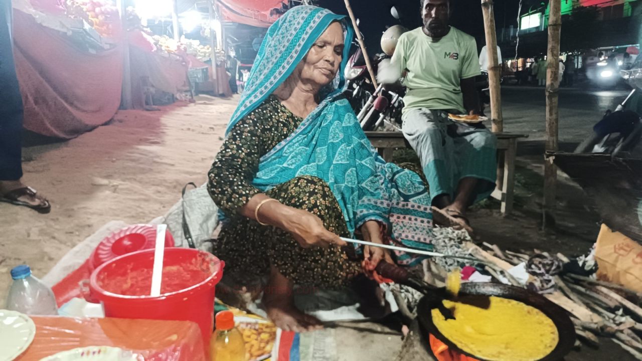 কালাইয়ের ৭৫ বছরের মজিদা বেগম: পিঠার ধোঁয়ায় লেখা জীবনসংগ্রামের গল্প